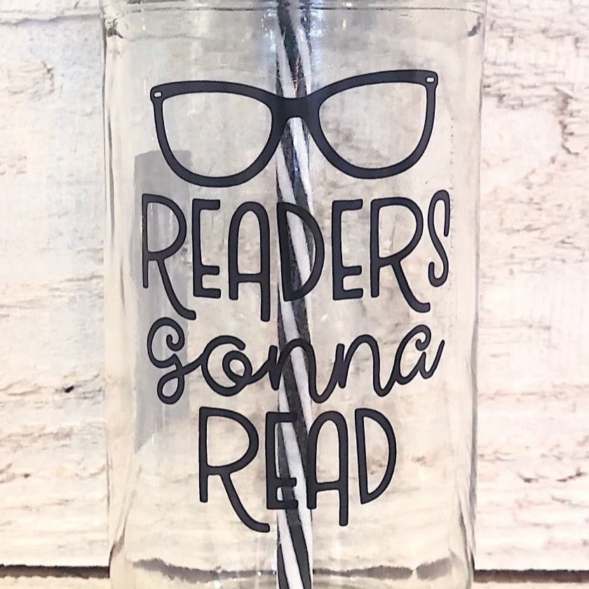 Close up of a mason jar tumbler that says “readers gonna read”
