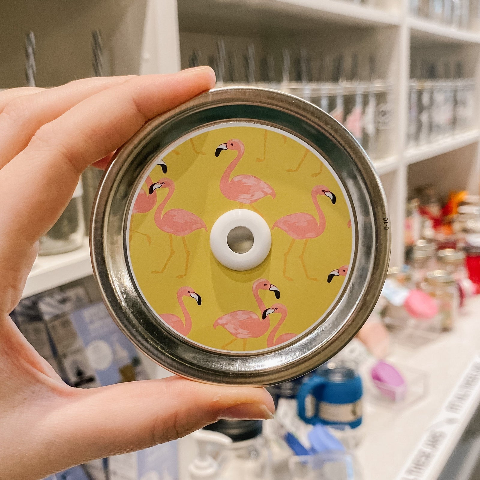 straw lid with a yellow background and pink flamingos