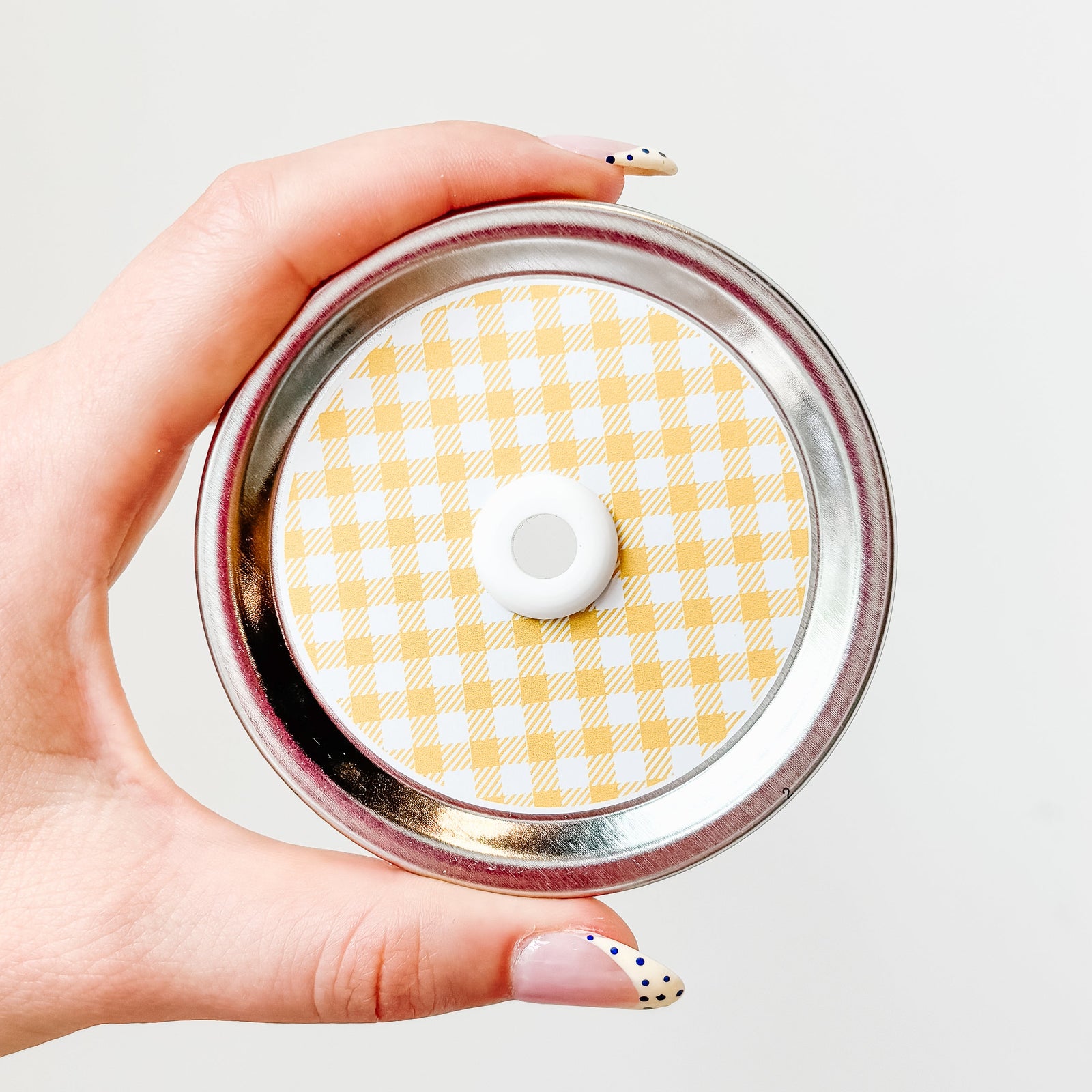 Straw lid that is white and yellow gingham design