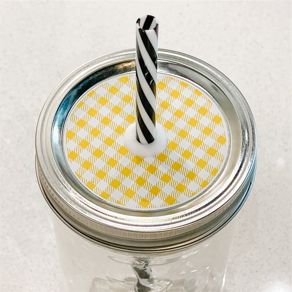 Straw lid that is white and yellow gingham design