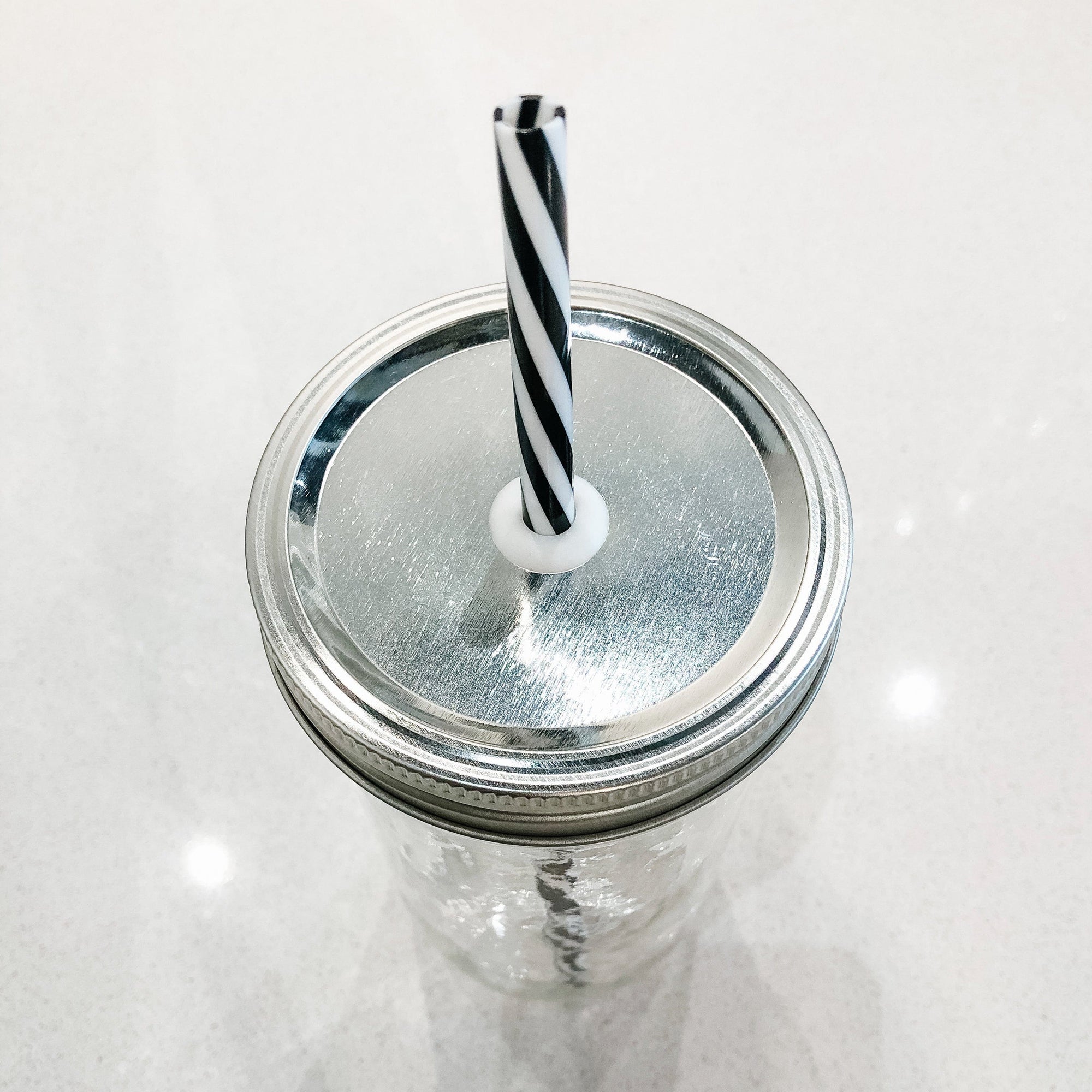 Photo of a silver straw lid
